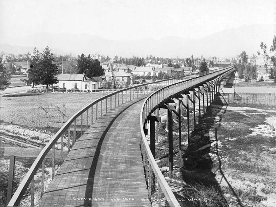 Black and white 1900 photo of the raised wooden California Cycleway