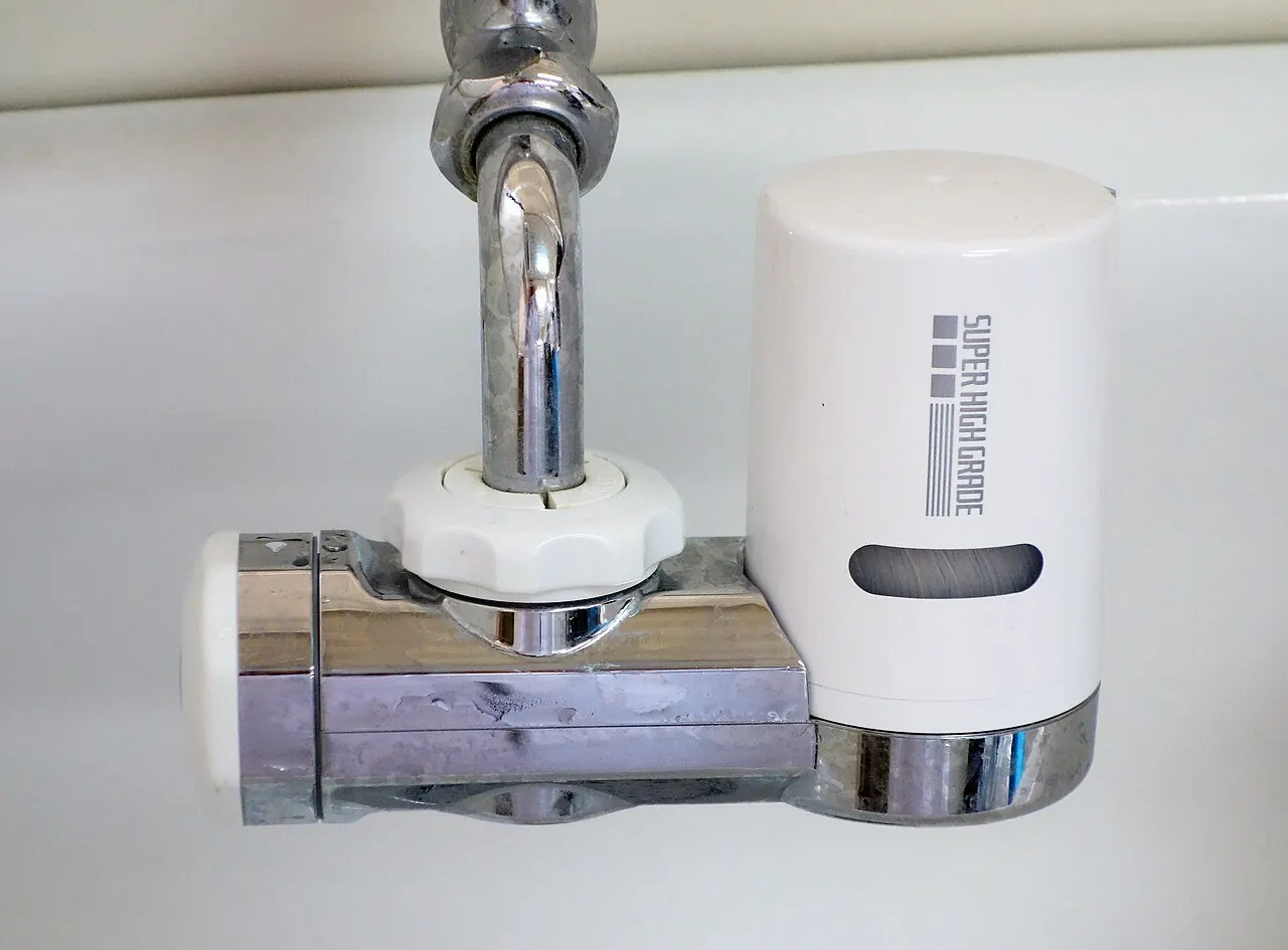 Water filter canister attached to a supply line